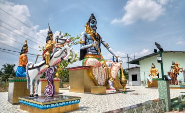 Perak, Malezya. 07 Ağustos 2023: Kg Jebong, Simpang Taiping 'deki Maha Parasakthi Patchaiamman Kathirvel Murugan Tapınağı' nın çevresindeki manzara ve heykel. 