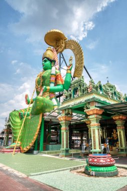 Perak, Malezya. 07 Ağustos 2023: Kg Jebong, Simpang Taiping 'deki Maha Parasakthi Patchaiamman Kathirvel Murugan Tapınağı' nın çevresindeki manzara ve heykel. 