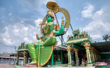 Perak, Malezya. 07 Ağustos 2023: Kg Jebong, Simpang Taiping 'deki Maha Parasakthi Patchaiamman Kathirvel Murugan Tapınağı' nın çevresindeki manzara ve heykel. 