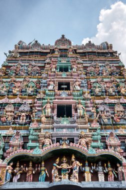 Perak, Malezya. 07 Ağustos 2023: Kg Jebong, Simpang Taiping 'deki Maha Parasakthi Patchaiamman Kathirvel Murugan Tapınağı' nın çevresindeki manzara ve heykel. 