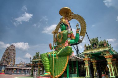 Perak, Malezya. 07 Ağustos 2023: Kg Jebong, Simpang Taiping 'deki Maha Parasakthi Patchaiamman Kathirvel Murugan Tapınağı' nın çevresindeki manzara ve heykel. 