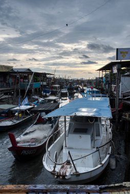 Perak,Malaysisa. 13 Ağustos 2023: Bagan Datok, Sungai Burung 'daki bataklık sahilindeki köy limanı boyunca kalabalık balıkçı tekneleri sahnesi. 