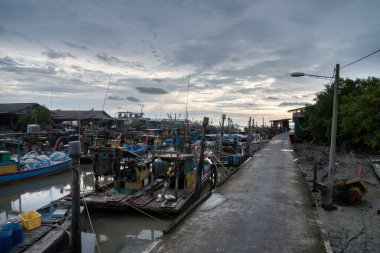 Perak,Malaysisa. 13 Ağustos 2023: Bagan Datok, Sungai Burung 'daki bataklık sahilindeki köy limanı boyunca kalabalık balıkçı tekneleri sahnesi. 