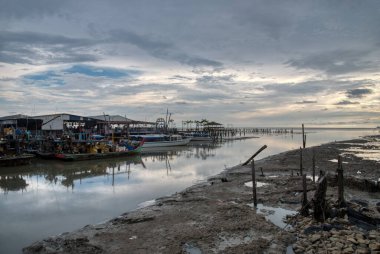 Perak,Malaysisa. 13 Ağustos 2023: Bagan Datok, Sungai Burung 'daki bataklık sahilindeki köy limanı boyunca kalabalık balıkçı tekneleri sahnesi. 
