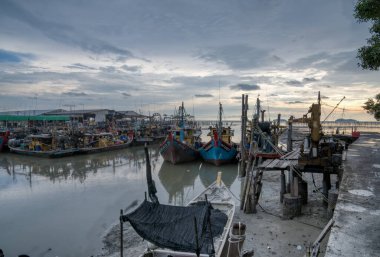 Perak,Malaysisa. 13 Ağustos 2023: Bagan Datok, Sungai Burung 'daki bataklık sahilindeki köy limanı boyunca kalabalık balıkçı tekneleri sahnesi. 