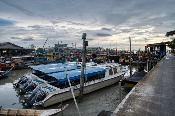 Perak Malajziában 2023 Augusztus Zsúfolt Halászhajók Jelenete Falu Dokkja Mentén — Stock Fotó