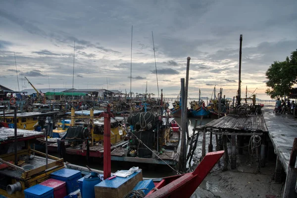 말레이시사 2023 풍부한 보트의 장면은 도크를 항구에 해변에 Datok — 스톡 사진