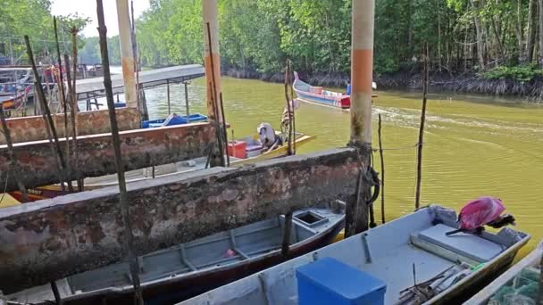 2023年8月17日 一艘渔船沿着吉隆坡Kelubung村码头红树林河出海的场景 — 图库视频影像