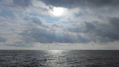 Deniz kıyısındaki granit kaya yığınında kasvetli bir akşam. 