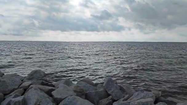 Deniz Kıyısındaki Granit Kaya Yığınında Kasvetli Bir Akşam — Stok video