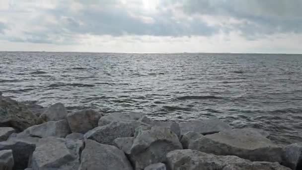 Deniz Kıyısındaki Granit Kaya Yığınında Kasvetli Bir Akşam — Stok video