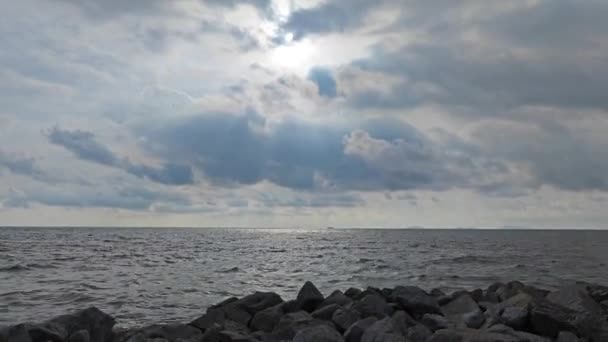 海岸沿いの花崗岩の積み重ねられた夜のグロミー — ストック動画