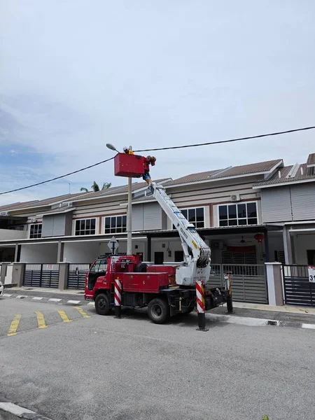 Perak Malesia Settembre 2023 Scena All Aperto Lavoratori Cambiare Lampione — Foto Stock