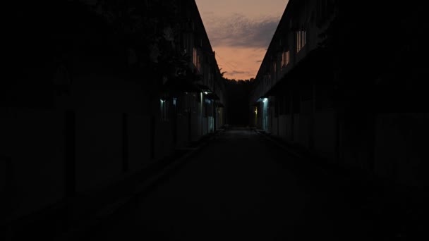 ストリートのカラフルな早朝の夜明けの空 — ストック動画