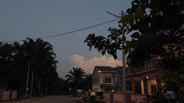 Renkli Şafak Vakti Gökyüzü Caddede — Stok video