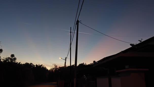 多彩的黎明时分 街上的天空 — 图库视频影像