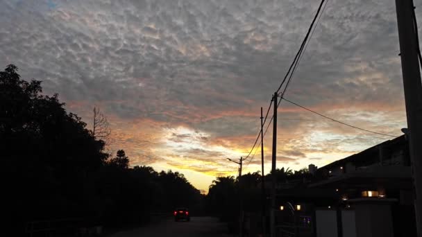 Πολύχρωμο Πρωινό Ουρανό Αυγή Στο Δρόμο — Αρχείο Βίντεο
