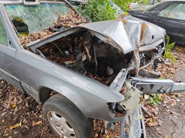 Tanımlanamayan ve hurda olmuş arabalar ıssız bir hurdalığa bırakılmış.. 