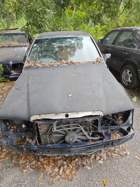 Tanımlanamayan ve hurda olmuş arabalar ıssız bir hurdalığa bırakılmış.. 