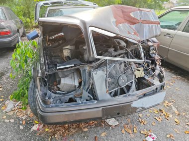 Tanımlanamayan ve hurda olmuş arabalar ıssız bir hurdalığa bırakılmış.. 