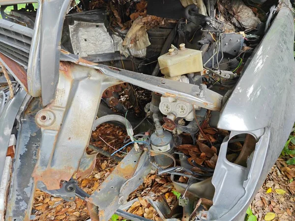 Auto Irriconoscibili Distrutte Irrimediabilmente Lasciati Presso Deposito Spazzatura Isolato — Foto Stock