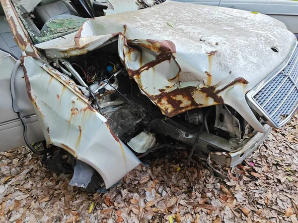 Неузнаваемые Потерпевшие Крушение Автомобили Оставленные Изолированном Свалке — стоковое фото