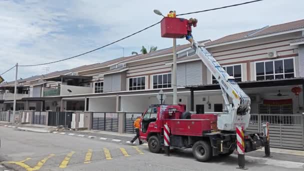 Perak Malaysia September 2023 Outdoor Scene Workers Change Streetlight Bulb — Stock Video