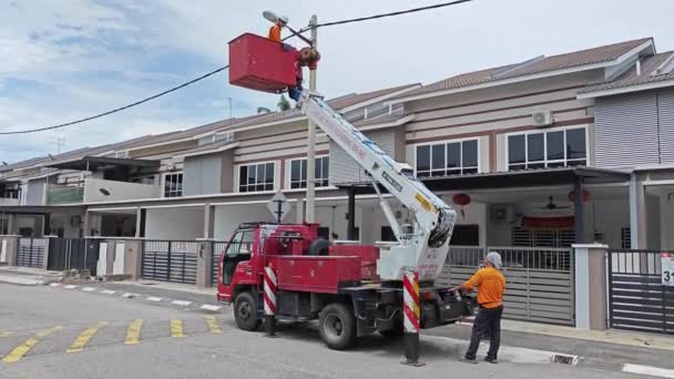 马来西亚 波拉克 2023年9月2日 在Taman Mas 工人们用后挂车更换路灯灯泡杆的室外场景 — 图库视频影像