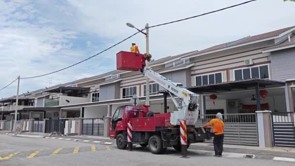 Perak Malaysia September 2023 Outdoor Scene Workers Change Streetlight Bulb — Stock Video