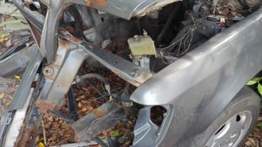 Perak, Malezya. 7 Eylül 2023: Kg Koh Pazarı 'nın ıssız caddesinde tanınmayacak hale gelmiş hurda arabalarla hurdalık.