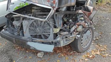 Perak, Malezya. 7 Eylül 2023: Kg Koh Pazarı 'nın ıssız caddesinde tanınmayacak hale gelmiş hurda arabalarla hurdalık.