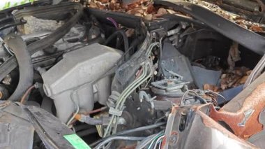 Perak, Malezya. 7 Eylül 2023: Kg Koh Pazarı 'nın ıssız caddesinde tanınmayacak hale gelmiş hurda arabalarla hurdalık.