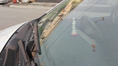 Beyaz bir arabanın yüzeyine güvercin dışkısı..