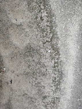 Asfalt yolun yüzeyindeki kum..