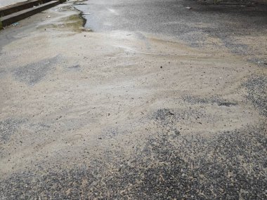 Asfalt yolun yüzeyindeki kum..