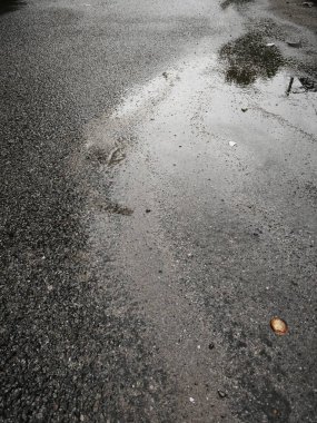 Asfalt yolun yüzeyindeki kum..