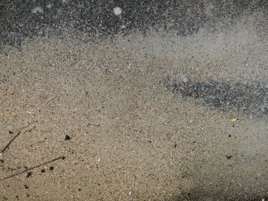 Asfalt yolun yüzeyindeki kum..