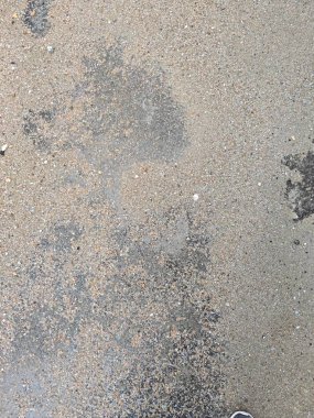 Asfalt yolun yüzeyindeki kum..