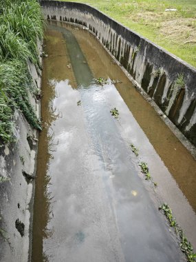 Şehir caddesinde açık beton drenaj sistemi var..