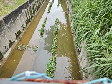 Şehir caddesinde açık beton drenaj sistemi var..