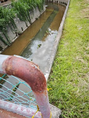 Şehir caddesinde açık beton drenaj sistemi var..