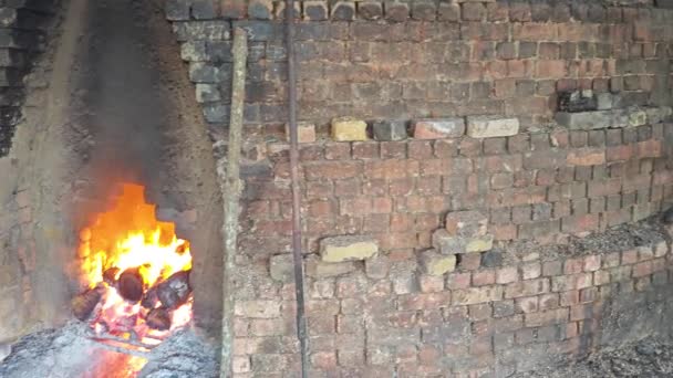 石炭イグルー型またはキルンで暖炉 — ストック動画