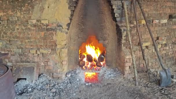 炭炉或窑炉上的太阳光 — 图库视频影像