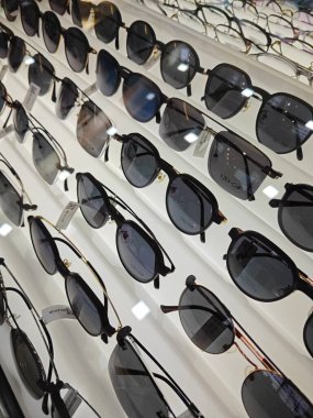 Perak, Malezya. 30 Eylül 2023: Aeon Alışveriş Merkezi Odak Noktası Optik Dükkanı, Sri Manjung 'da optik hizmetler ve aksesuarlar sahnesi.