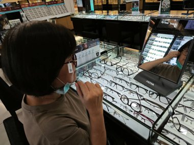 Perak, Malezya. 30 Eylül 2023: Aeon Alışveriş Merkezi Odak Noktası Optik Dükkanı, Sri Manjung 'da optik hizmetler ve aksesuarlar sahnesi.