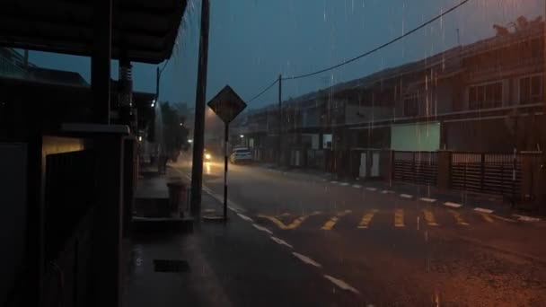 Sabahın Erken Saatlerinde Yerleşim Yerlerinde Yağmur Yağar — Stok video