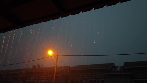 一大早 住宅区街道上的雨 — 图库视频影像