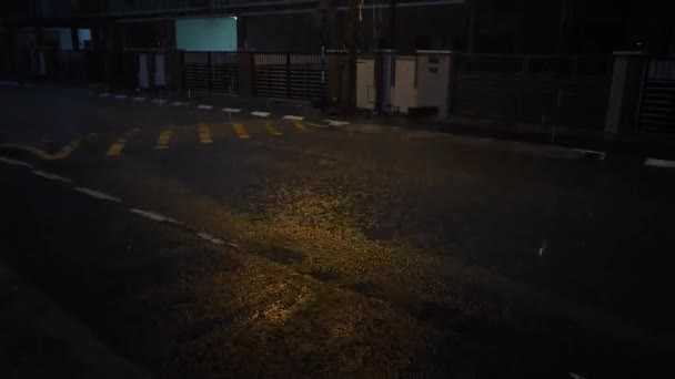Časný Ranní Déšť Scéně Obytné Ulice — Stock video