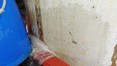 Alüminyum çatı boru oluğu yağmur suyunu kabın içine damlatıyor.