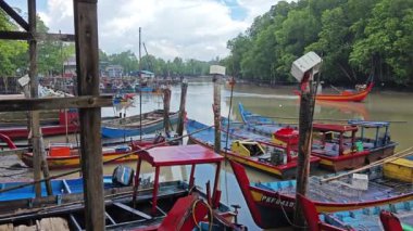 Perak, Malezya. 20 Ocak 2023: Sg Trong Köyü rıhtımındaki mangrov nehri boyunca denizden dönen bir balıkçı teknesinin görüntüsü.